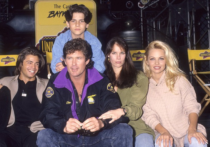 Jeremy Jackson (hàng trên cùng) với dàn diễn viên series Đội cứu hộ bãi biển, 1991.